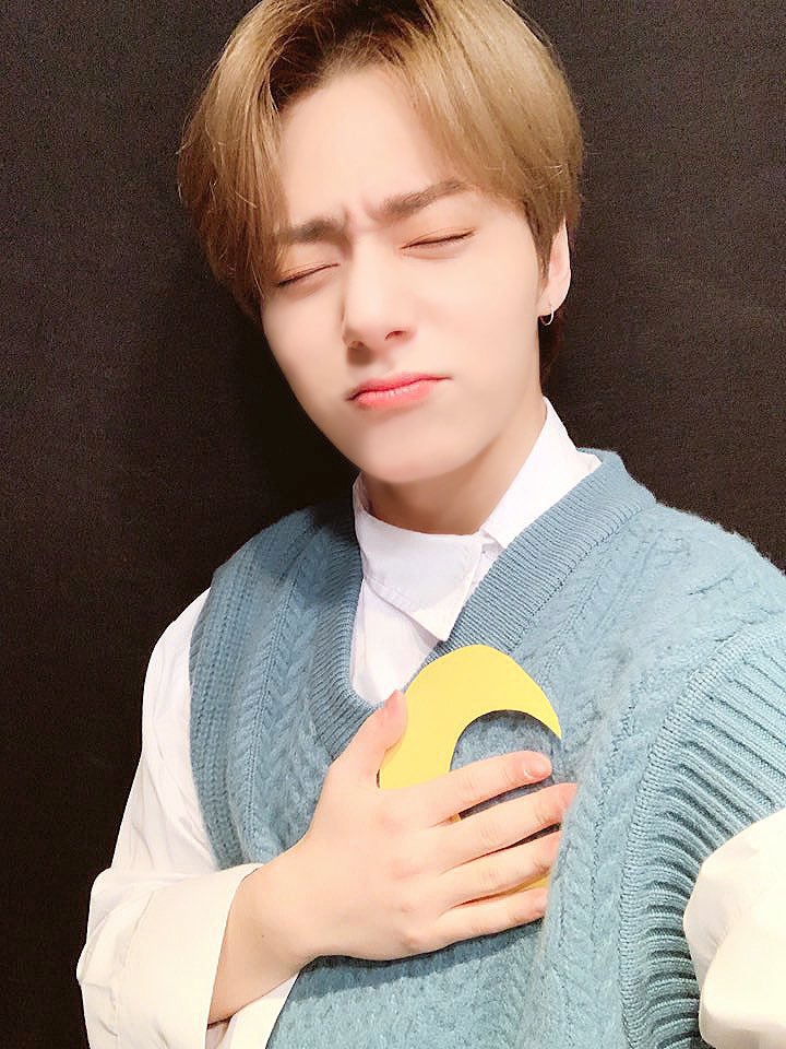 official_ONEUS's tweet photo. [#서호X건희X환웅]
오늘 드디어 팬클럽명이 공개되었는데요! 달님들은 어떠신가요?! 저는 항상 힘들 때마다 달을 보며 여러분들을 떠올린다면 잘 이겨낼 수 있을 것 같아요 앞으로 원어스와 투문! 🌏🌙 지구와 달처럼 맴도는 저희 사이가 오래오래 행복했으면 좋겠어요ㅎㅎㅎ 그럼 다음에 또 봐요💕 https://t.co/44rUMwRjVC
