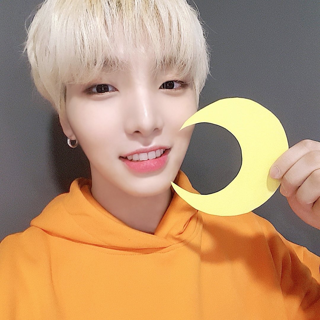 official_ONEUS's tweet photo. [#서호X건희X환웅]
오늘 드디어 팬클럽명이 공개되었는데요! 달님들은 어떠신가요?! 저는 항상 힘들 때마다 달을 보며 여러분들을 떠올린다면 잘 이겨낼 수 있을 것 같아요 앞으로 원어스와 투문! 🌏🌙 지구와 달처럼 맴도는 저희 사이가 오래오래 행복했으면 좋겠어요ㅎㅎㅎ 그럼 다음에 또 봐요💕 https://t.co/44rUMwRjVC