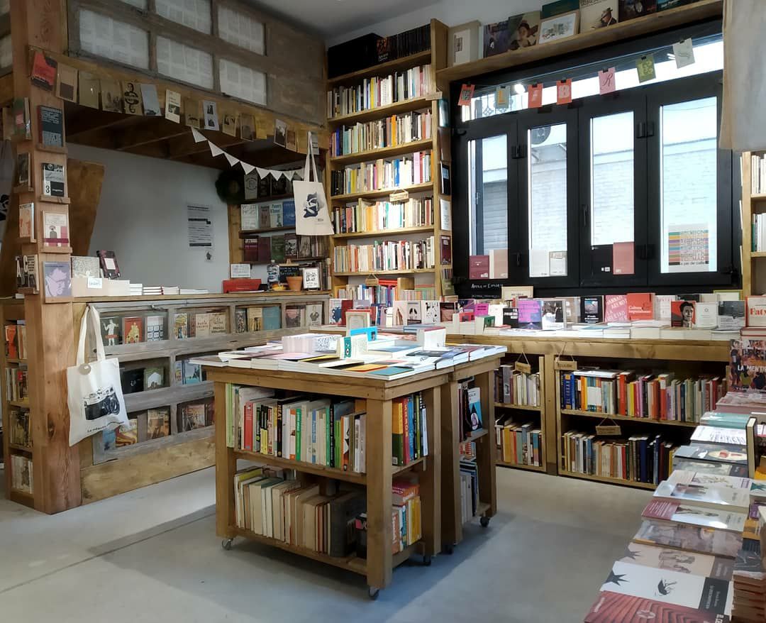 LBatisfera's tweet image. Que a veces nos sentimos dentro de un barco de locos a la deriva por la supervivencia de la cultura pues, mira, sí. Así que cuando vengas y nos encuentres con la mirada perdida hacia el escaparate, acércate y susúrranos &quot;¡Tierra a la vista!&quot;, por favor. #SupportLocalBookStores