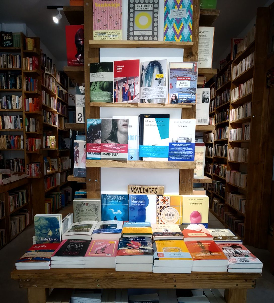 LBatisfera's tweet image. Que a veces nos sentimos dentro de un barco de locos a la deriva por la supervivencia de la cultura pues, mira, sí. Así que cuando vengas y nos encuentres con la mirada perdida hacia el escaparate, acércate y susúrranos &quot;¡Tierra a la vista!&quot;, por favor. #SupportLocalBookStores