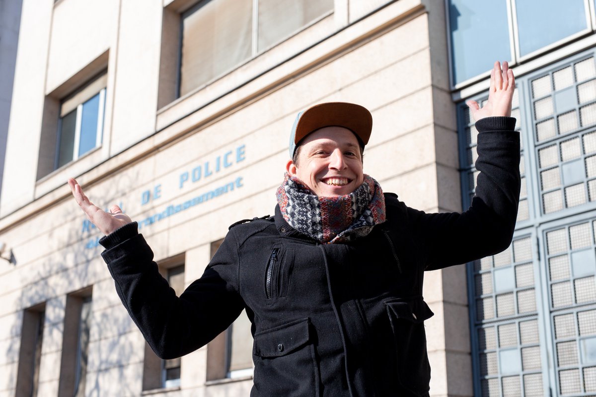 PartagerCSympa's tweet photo. C'est confirmé, @VincentVerzat est en garde en vue avec 3 activistes en ce moment ! Pourquoi ? Avoir sorti cette vidéo, et dénoncé l'inaction climatique du gouvernement : https://t.co/yb7FacEbPz 
Comme quoi l'action policière va plus vite que l'action politique... soutenons les ! https://t.co/823YvpondT