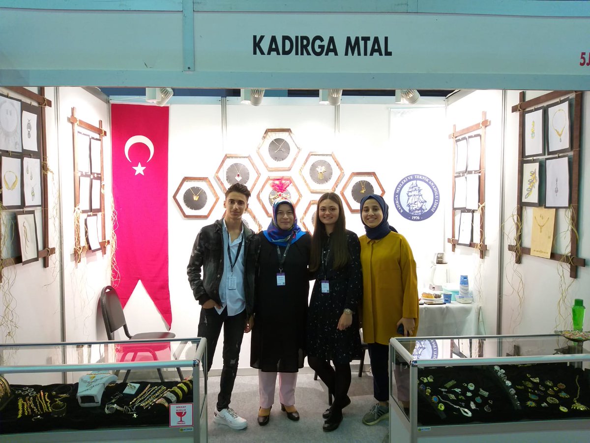 kadirgamtal's tweet photo. Kuyumculuk Alanı Öğrencilerimizin 2018-2019 Eğitim ve Öğretim Yılındaki çizimlerini ve takı üretimlerini CNR Expo Fuar Merkezinde düzenlenen  https://t.co/aDiJ85JQ3A Uluslararası Mücevherat Fuarında sergiliyoruz.  @Istanbul_ILMEM @FatihilceMEM @memleventyazici @mucipkina https://t.co/1mydezbyCU