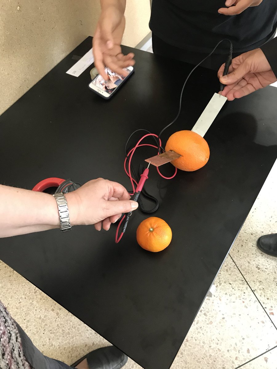 On apprend à faire de l’électricité avec des oranges au #sciencefair du @AgadirLycfranc #mlfmonde #osuipedagogie