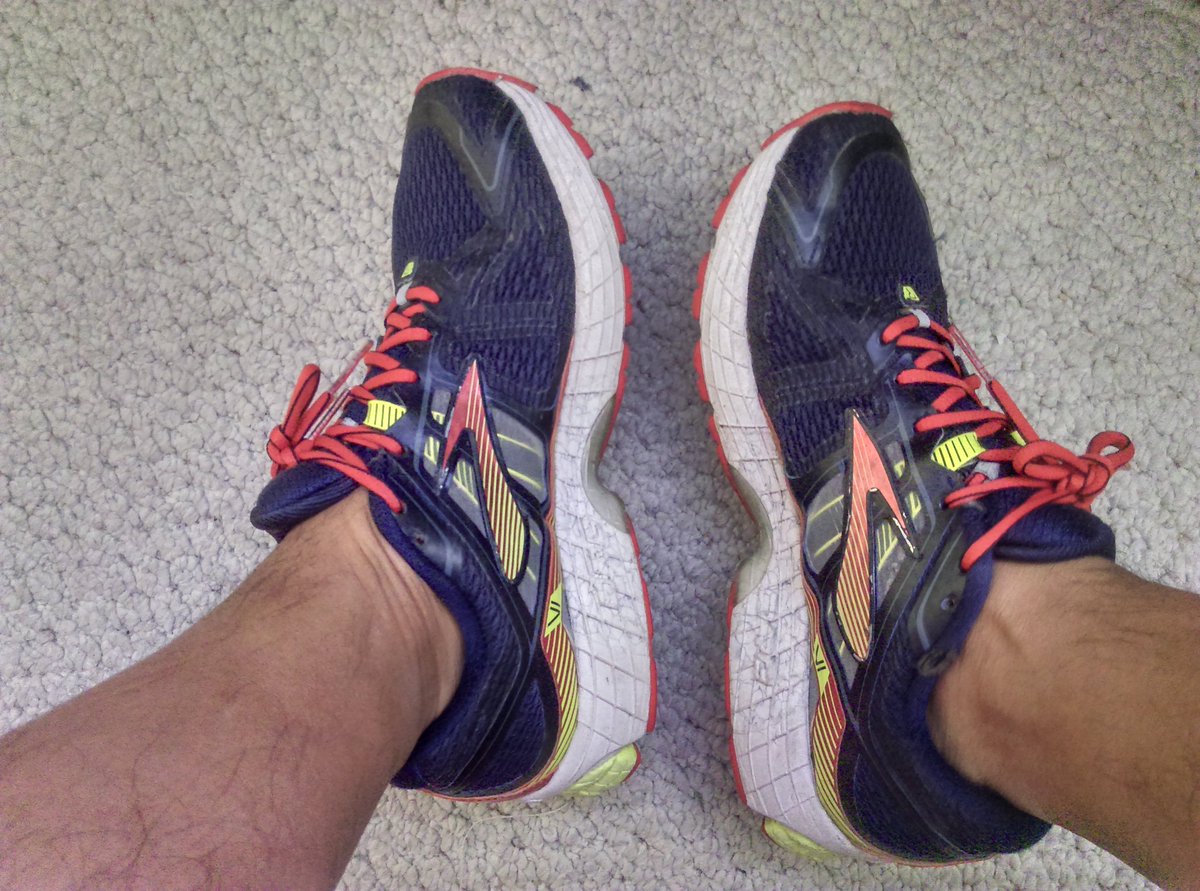 rya1212's tweet photo. Puedes hacer lo quieras en esta vida, son tus decisiones. 
Solo quiero darte un consejo hoy:
Toma tus pinches tenis y ponte a correr... 😎 #running #runners https://t.co/PFpG9xEE9t