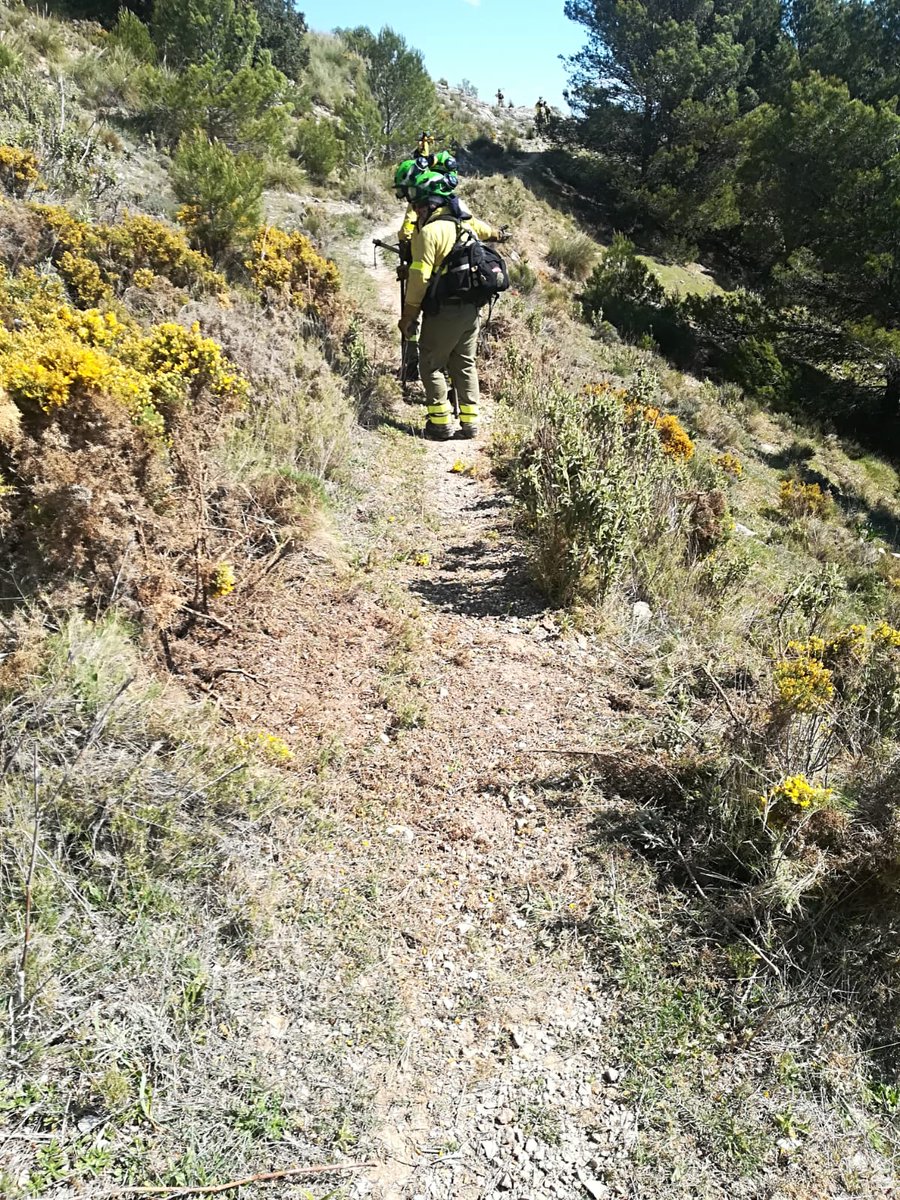 Plan_INFOCA's tweet photo. Lo que viene siendo una mañana “bien aprovechá”: la #BRICA B701, con el #TOP Fco. Javier Cantero acondicionando senderos de Uso Público en adiestramiento, habilitando al señalero y ya de vuelta a su base de #Cártama, atendiendo la visita de colegios dentro del #ProgramaSemilla 👏🏻 https://t.co/6KgjmeohPx