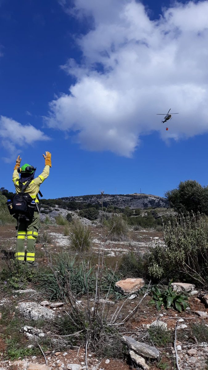 Plan_INFOCA's tweet photo. Lo que viene siendo una mañana “bien aprovechá”: la #BRICA B701, con el #TOP Fco. Javier Cantero acondicionando senderos de Uso Público en adiestramiento, habilitando al señalero y ya de vuelta a su base de #Cártama, atendiendo la visita de colegios dentro del #ProgramaSemilla 👏🏻 https://t.co/6KgjmeohPx