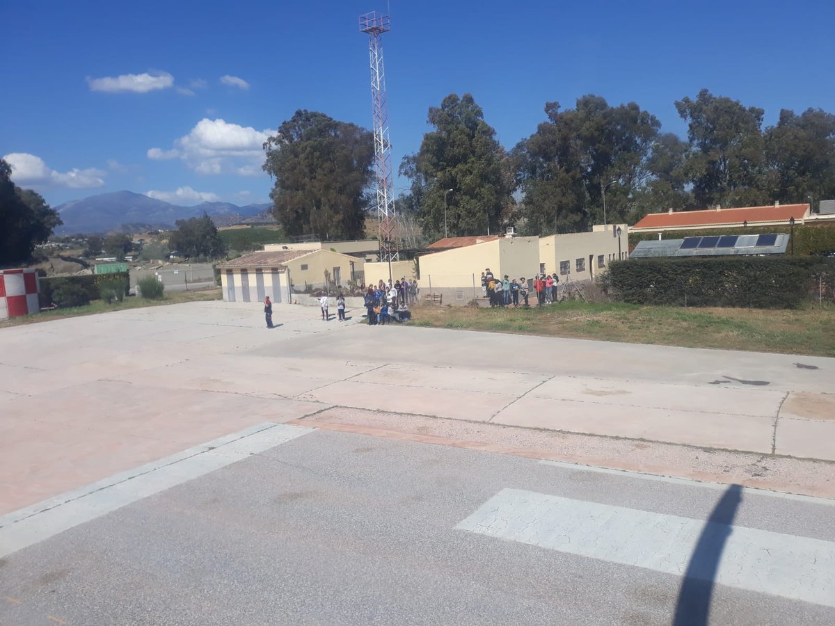 Plan_INFOCA's tweet photo. Lo que viene siendo una mañana “bien aprovechá”: la #BRICA B701, con el #TOP Fco. Javier Cantero acondicionando senderos de Uso Público en adiestramiento, habilitando al señalero y ya de vuelta a su base de #Cártama, atendiendo la visita de colegios dentro del #ProgramaSemilla 👏🏻 https://t.co/6KgjmeohPx