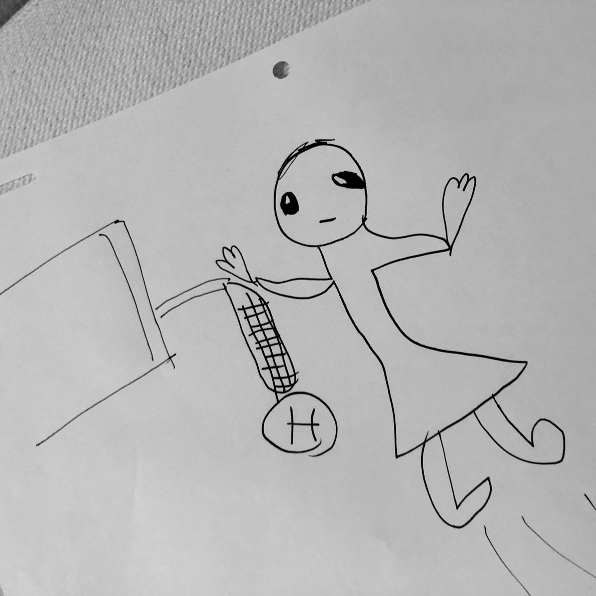 ウチでも絵心ない芸人。どっちが嫁で娘かわからん。☺︎ 