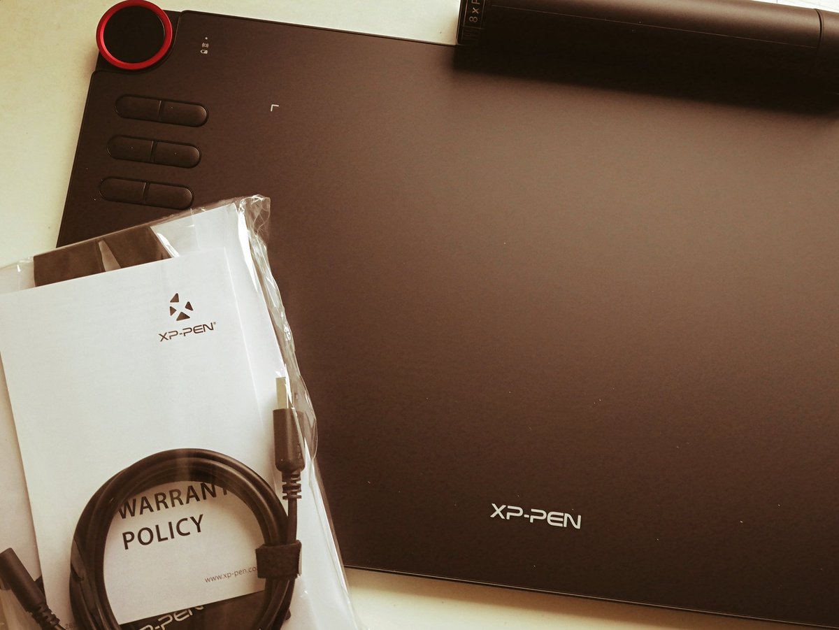 laburrini's tweet photo. Hab das Deco03 Tablet von @XP_PENDE gestern getestet. Ich poste hier mal meine Erkenntnisse und Ihr könnt fragen. Hier erstmal ein Blick auf den Lieferumfang inklusive Tablet, Stift, Kabel und Handschuh (minus Wool-Yoshi). #deco03 #werbung https://t.co/FkKUkLEUoI