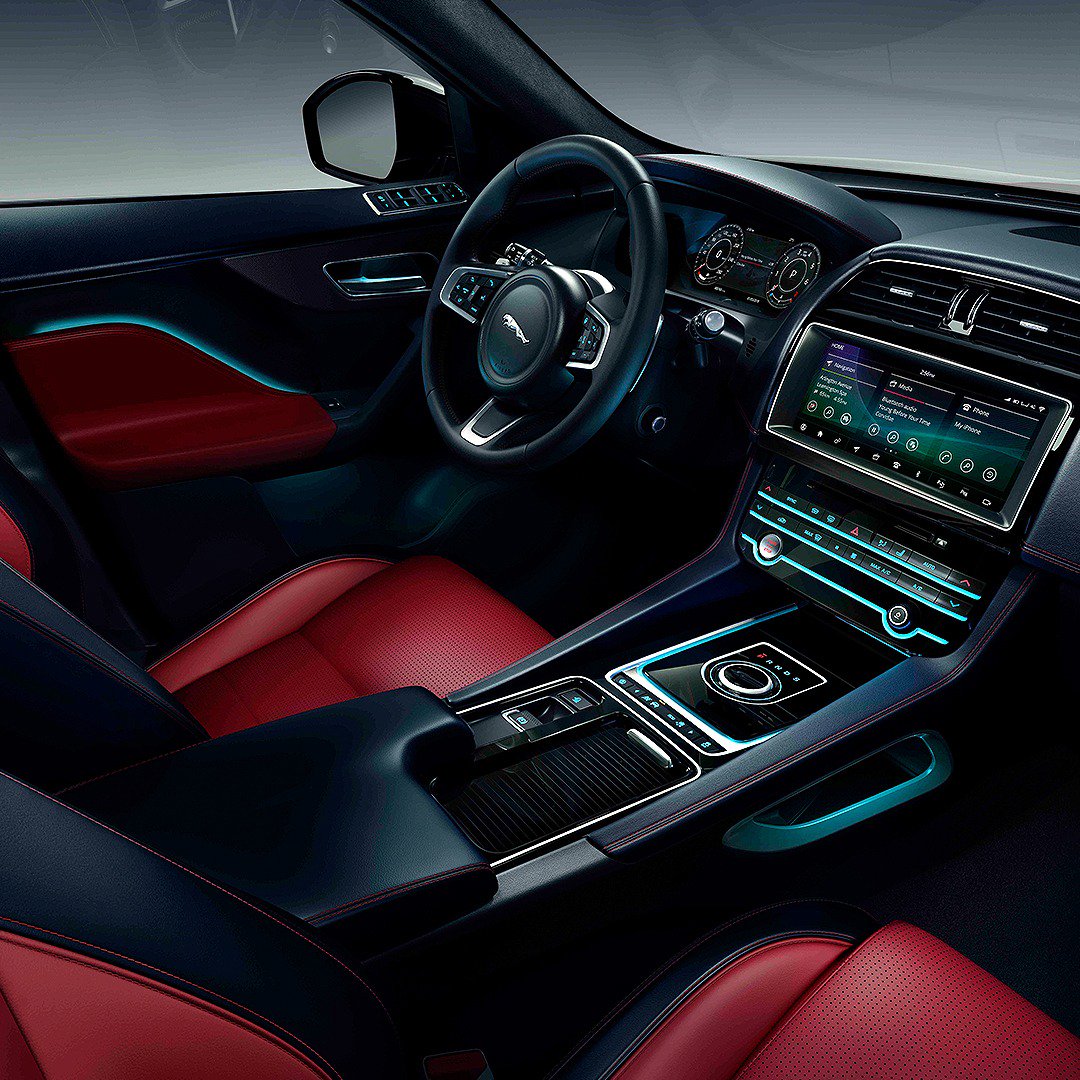 Эксклюзивная отделка салона, внешние детали, поддержка Apple CarPlay и Android Auto – это лимитированная версия #Jaguar #FPACE Chequered Flag.