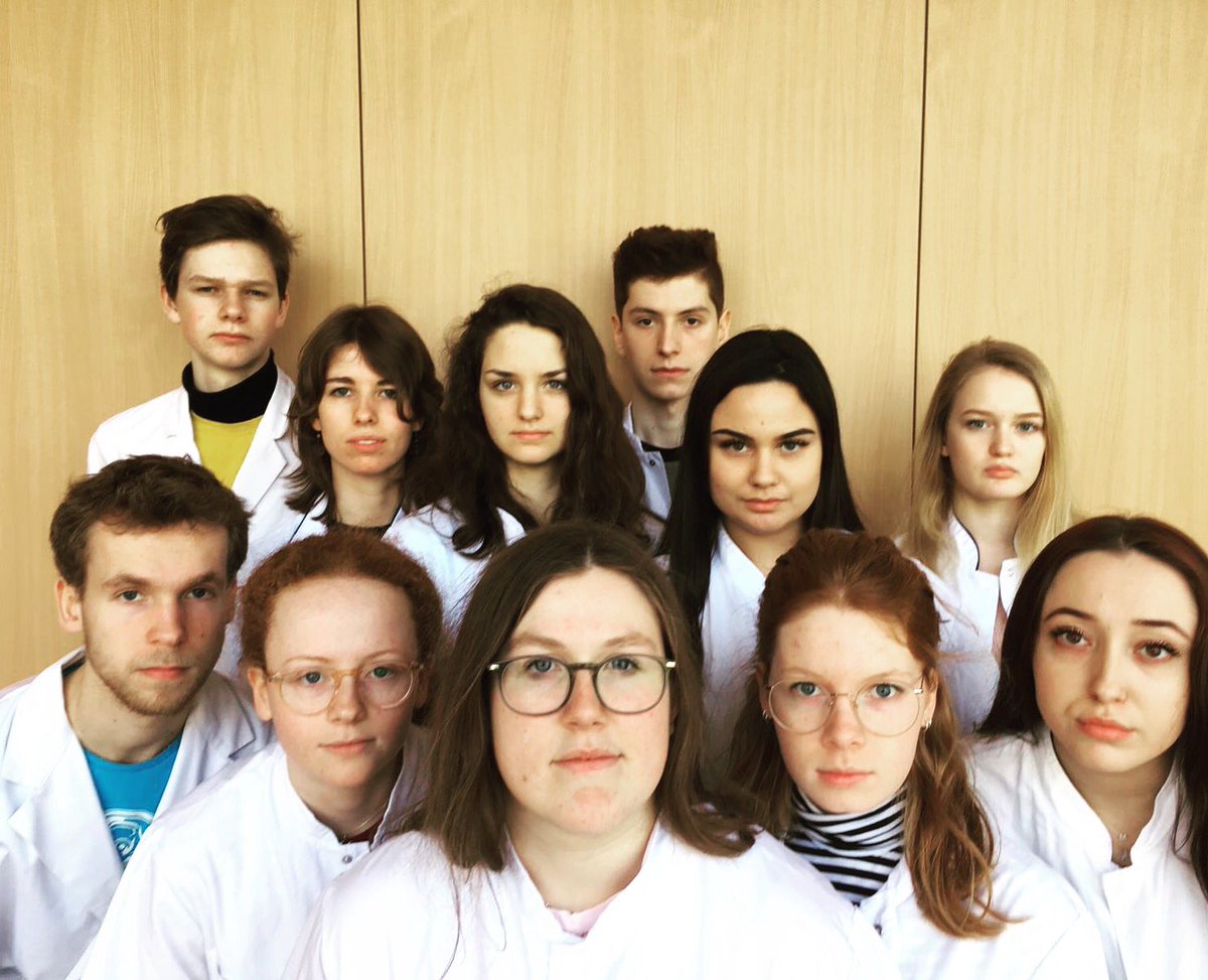 12 eindexamenkandidaten maakten de voorstelling #Lab12 over #innerlijk #uiterlijk #jezelfendeanderen en #hoejezelftezijn