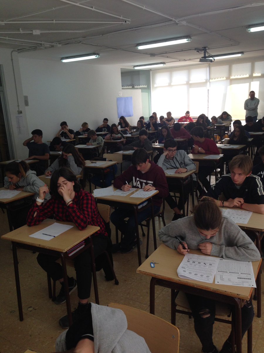 CcBcnMvd's tweet photo. Minuts finals de la prova #Cangur2019 a #eso2sdk. Alguns alumnes han acabat... altres aprofiten aquesta estona per aconseguir resodre més reptes https://t.co/emXsuk2104