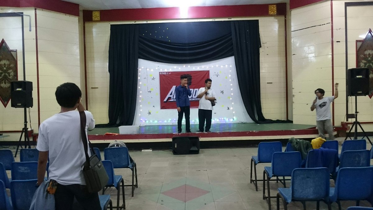 Yok yg belum beli tiket Anekdot segera dapatkam tiketnya di gedung anek untan, karena acaranya jam 7 sebentar lagi acaranya akan dimulai