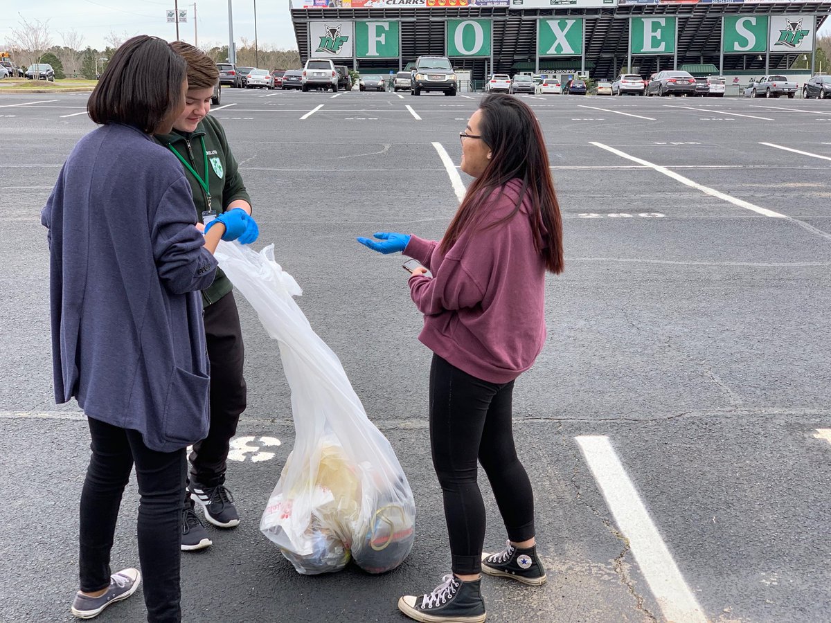 KellyHPayne's tweet photo. Our DFHS ⁦Beta Club fosters the true spirit of volunteerism! ⁦@BetaFork⁩ #SchoolBeautification #PrideIn5 https://t.co/E47rfktldb