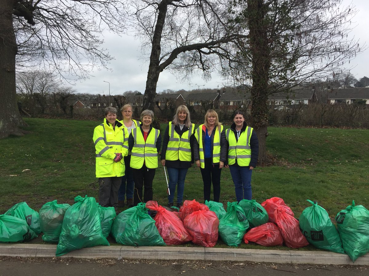 GwentPCC's tweet photo. This morning my team joined @torfaencouncil, @Keep_Wales_Tidy, @KWT_Torfaen,local school children and volunteers to litter pick Cwmbran Boating Lake as part of the #TorfaenSpringClean https://t.co/VXaUGNodQM
