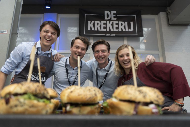 Food for thought: ‘We have developed a burger with a super low ecological impact and a nutritional value equal to beef.’ Sander Peltenburg, of our portfolio startup De Krekerij, tells you everything you need to know in this crispy interview.
bluecity.nl/blog/interview…