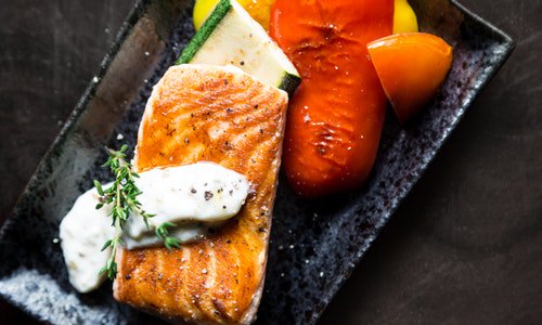 KristenJakobitz's tweet image. #Salmon is packed with #omega3 fatty acids and vitamin B12 in addition to selenium and choline. All of these are linked to improving brain function, cognition, and neurological health. #BrainHealth #NutritionMonth