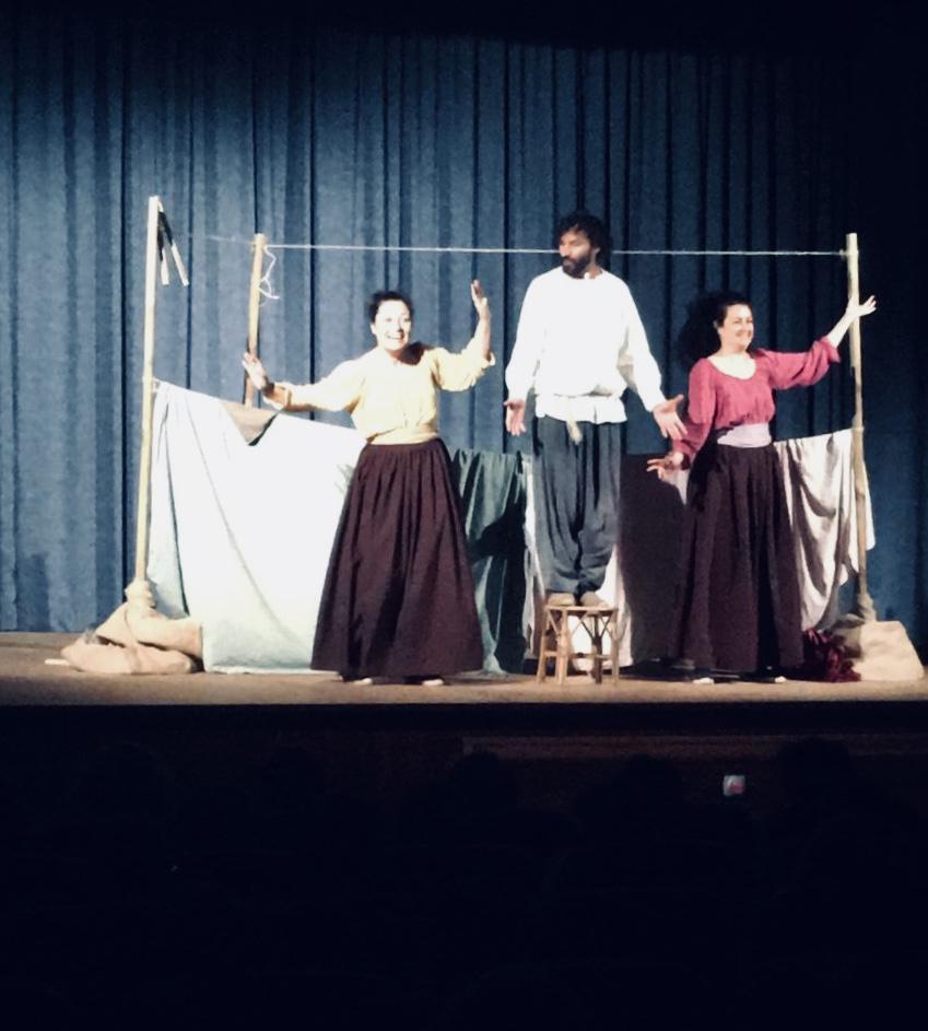 ColeMontesion's tweet photo. #BACMontesion Hoy 1º de bachillerato disfruta de la representación “Plata no es” de la compañía Teatre de Vellut como actividad complementaria a la literatura del Siglo de Oro. https://t.co/nIS4zrY9os
