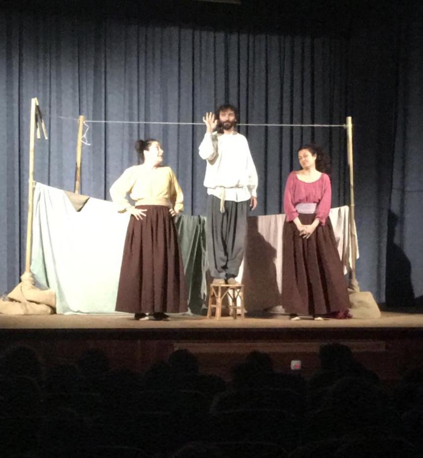 ColeMontesion's tweet photo. #BACMontesion Hoy 1º de bachillerato disfruta de la representación “Plata no es” de la compañía Teatre de Vellut como actividad complementaria a la literatura del Siglo de Oro. https://t.co/nIS4zrY9os