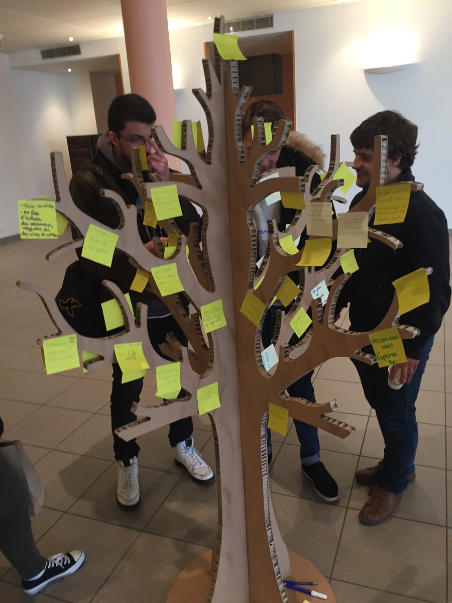 Conclusion par l’arbre des engagements/petits pas des lycéens et étudiants présents. #YaPlusKa ⁦<a href="/Sensandco/">Sens&co</a>⁩ #CJD_LeMans