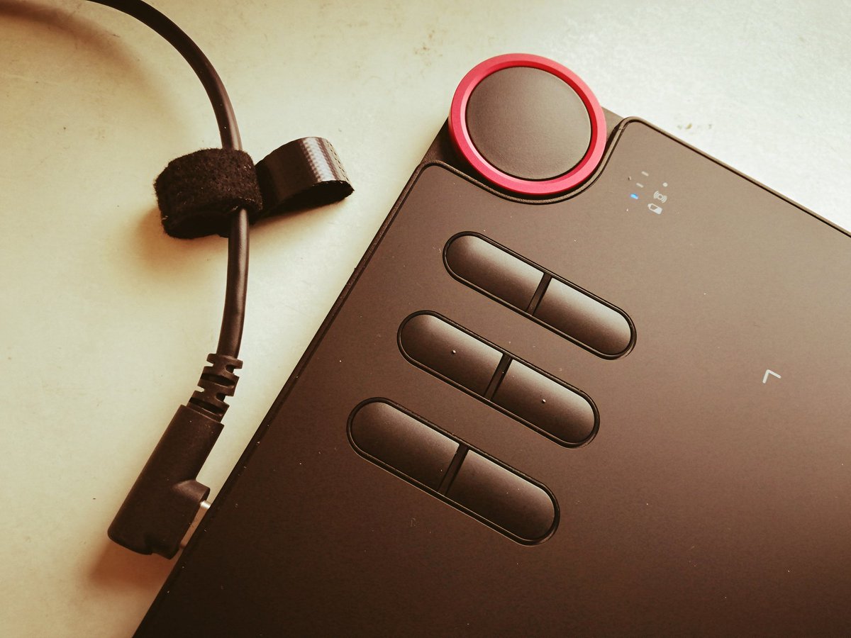 laburrini's tweet photo. Aspekte, die ich cool finde: Das programmierbare integrierte Rad (zum Rotieren der Leinwand z.B.) und die programmierbaren Tasten. Das Tablet selbst ist ultraleicht und man kann es über USB oder kabellos über Bluetooth verbinden. #deco03 #werbung @XP_PENDE https://t.co/PwHklLFG7k