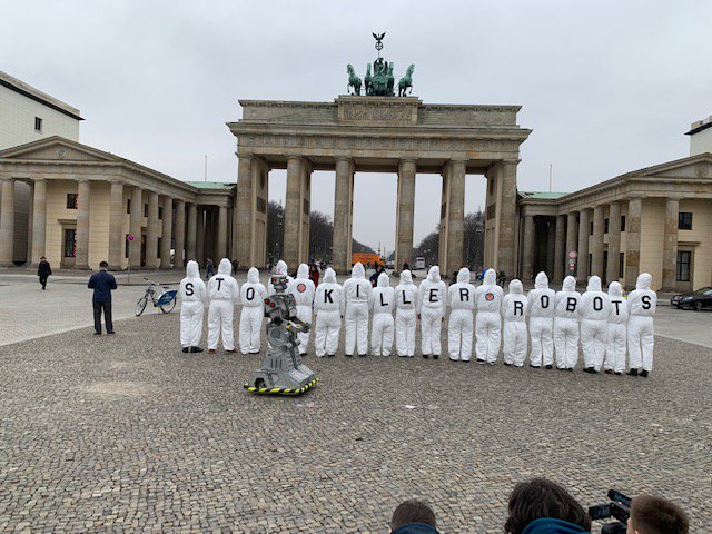 KillerRoboterSt's tweet image. #KillerRobotsGer fordert Verbot von autonomen Waffen vor dem Brandenburger Tor @urgewald @feministfp @MariusPletsch @dfgvk_bv @FacingFinance
