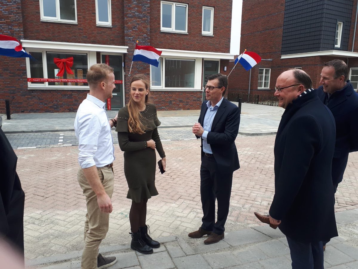 TA_Spek's tweet photo. De trotse eigenaren van de 500e woning in Baanhoek West kregen vandaag de sleutel! Dat laten we natuurlijk niet onopgemerkt voorbijgaan. Daar horen bloemen en chocoladesleutel bij! Ilse en Matthias: welkom en veel woonplezier in #mooiSliedrecht https://t.co/nl5aVMvEMs