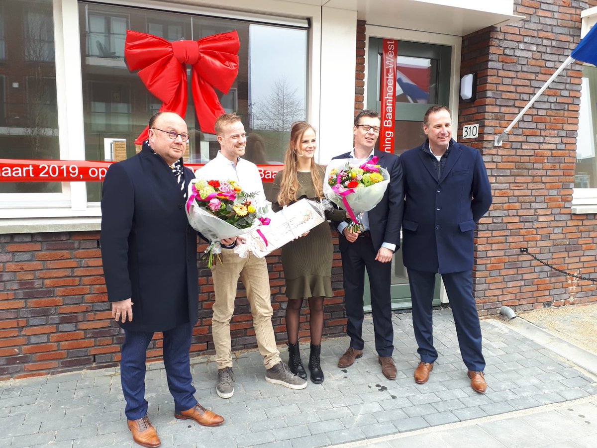 TA_Spek's tweet photo. De trotse eigenaren van de 500e woning in Baanhoek West kregen vandaag de sleutel! Dat laten we natuurlijk niet onopgemerkt voorbijgaan. Daar horen bloemen en chocoladesleutel bij! Ilse en Matthias: welkom en veel woonplezier in #mooiSliedrecht https://t.co/nl5aVMvEMs