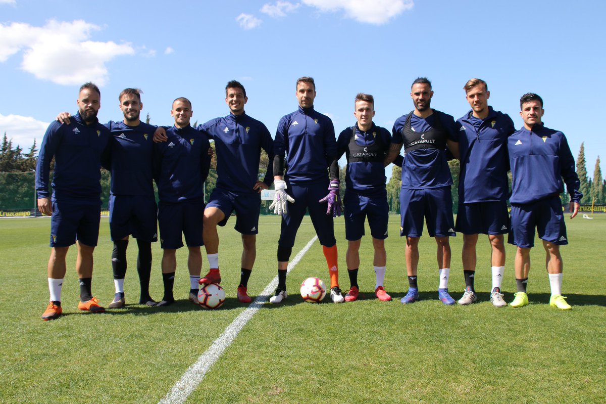 Varios jugadores de la plantilla del Cádiz posan por el Día Internacional del Síndrome Down (Foto: CCF).