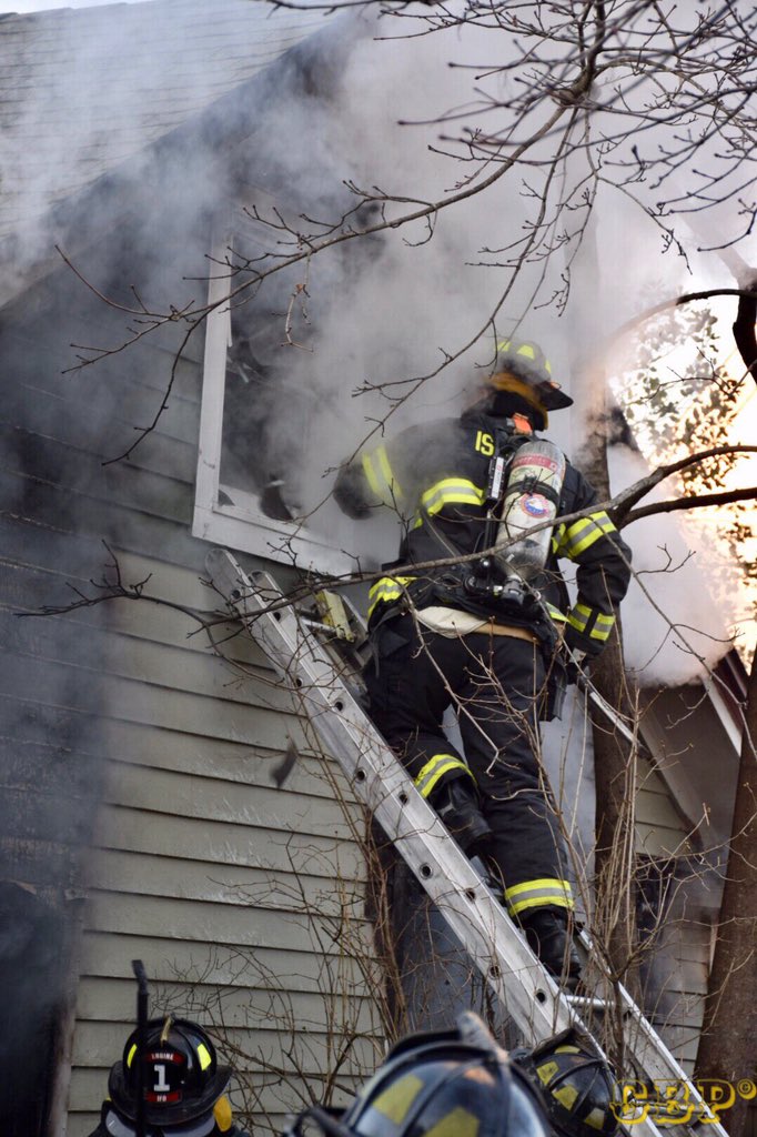 Chief_Ippy's tweet photo. This past Tuesday evening members of the #Islipfd responded to a working fire on Willow off of Main St in Islip. Fire was contained to a detached garage, cause is under investigation. @thefirenews @suburban40 @SuffolkCoFRES #suffolksbravest #IFD #340 #3rddivision https://t.co/lghcdtPsM1