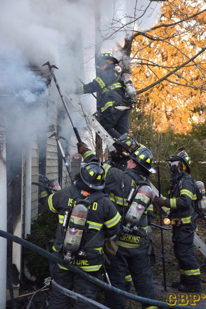 Chief_Ippy's tweet photo. This past Tuesday evening members of the #Islipfd responded to a working fire on Willow off of Main St in Islip. Fire was contained to a detached garage, cause is under investigation. @thefirenews @suburban40 @SuffolkCoFRES #suffolksbravest #IFD #340 #3rddivision https://t.co/lghcdtPsM1