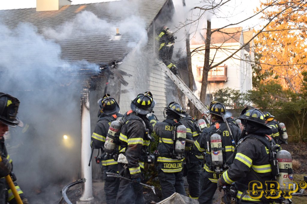 Chief_Ippy's tweet photo. This past Tuesday evening members of the #Islipfd responded to a working fire on Willow off of Main St in Islip. Fire was contained to a detached garage, cause is under investigation. @thefirenews @suburban40 @SuffolkCoFRES #suffolksbravest #IFD #340 #3rddivision https://t.co/lghcdtPsM1