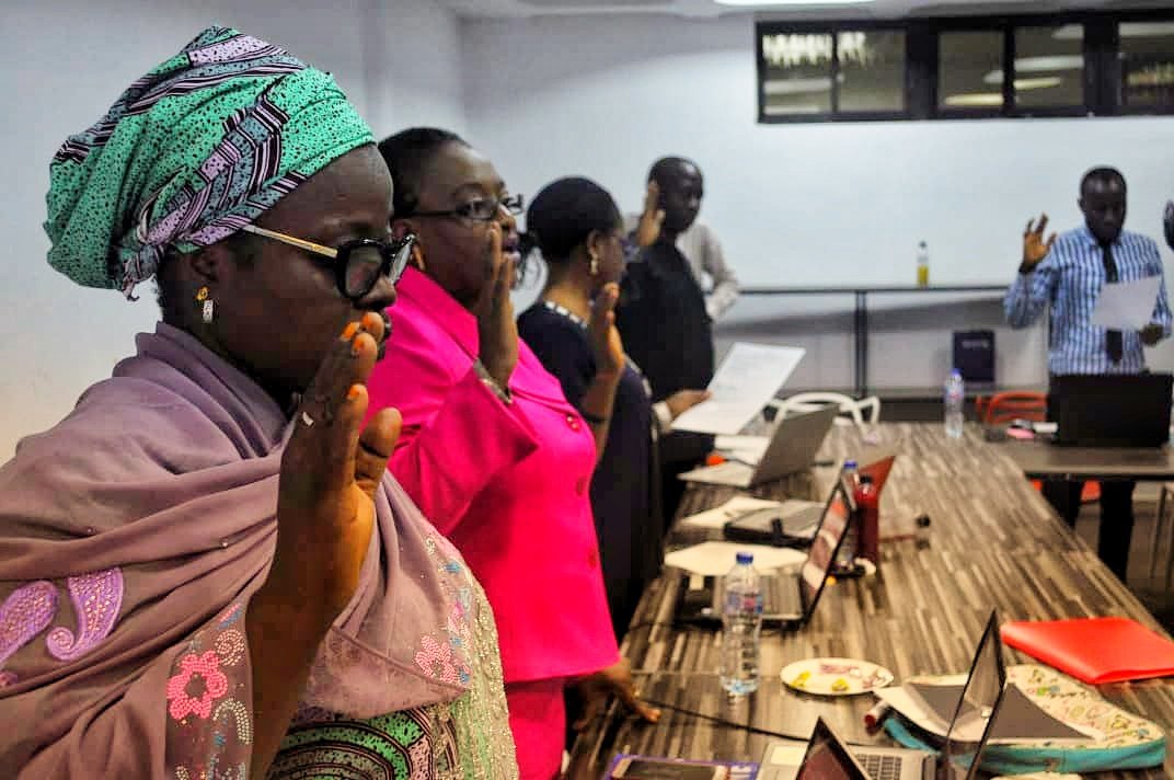 Ducit_Blue's tweet photo. To wrap up the master class, @omo_lov of @Ducit_Blue led participants to take the #AntibioticGuardian pledge.
A new cohort of #AMR champions have been inducted into the league of national and global pioneers committed to reduce the burden of #AMR.
#DataForAMR
#AMRactionNG https://t.co/ZpLS2QZoy4