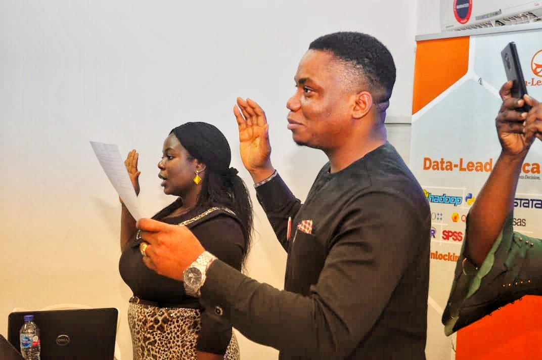Ducit_Blue's tweet photo. To wrap up the master class, @omo_lov of @Ducit_Blue led participants to take the #AntibioticGuardian pledge.
A new cohort of #AMR champions have been inducted into the league of national and global pioneers committed to reduce the burden of #AMR.
#DataForAMR
#AMRactionNG https://t.co/ZpLS2QZoy4