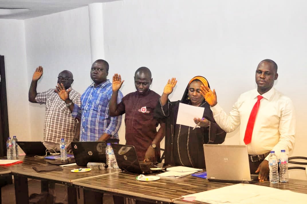 Ducit_Blue's tweet photo. To wrap up the master class, @omo_lov of @Ducit_Blue led participants to take the #AntibioticGuardian pledge.
A new cohort of #AMR champions have been inducted into the league of national and global pioneers committed to reduce the burden of #AMR.
#DataForAMR
#AMRactionNG https://t.co/ZpLS2QZoy4