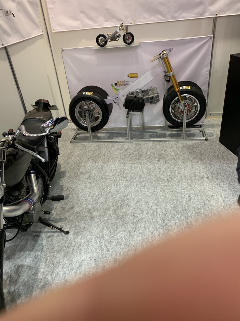 arakifmachine's tweet photo. 東京モーターサイクルショーのブース、設置完了!
濃い物を、見たい方は是非。
っていうか宍戸さん、そのジャージ10年前ぐらいから着てませんか?
#gag
#ギャグ
#suzuki
#bumotasb6
#カスタムバイク
#荒木エフマシン
#mechasea
#メカシー
#c
#arakifmchine
#東京モーターサイクルショー https://t.co/s4bYy9dafG