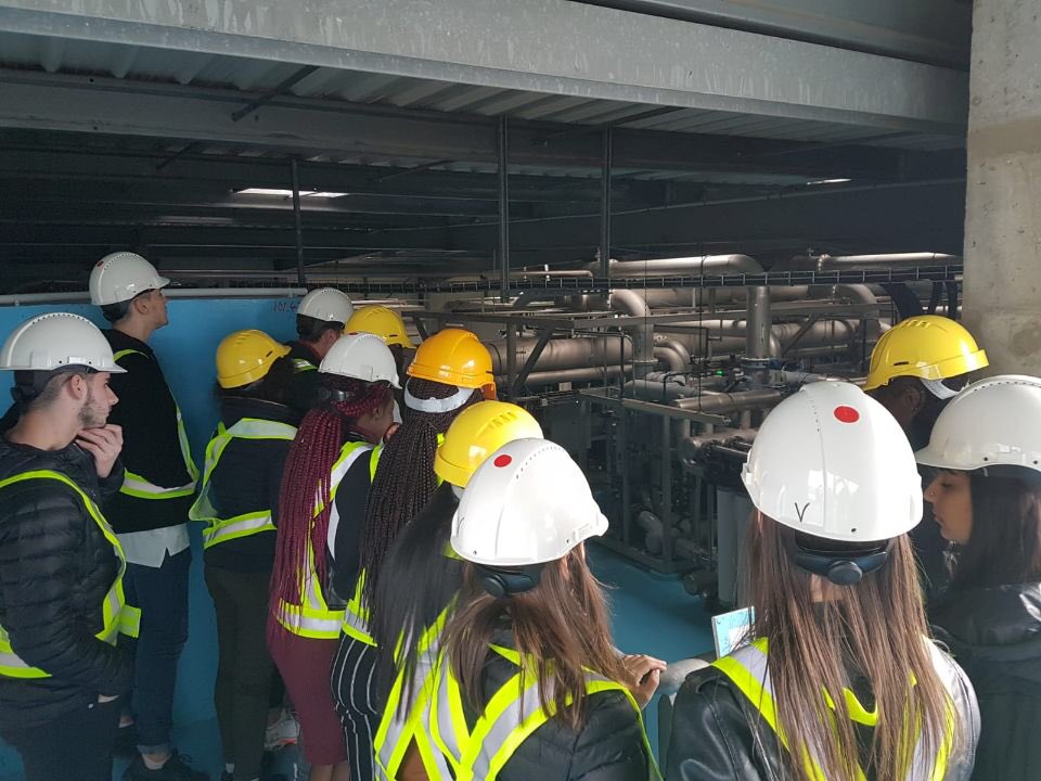 Marine_Scheffer's tweet photo. Hier, 15 étudiants sont venus à l’usine d’#eau potable d’#Orléans 🎓💧 Au programme ➡️ découverte de nos #métiers et action de solidarité en faveur de l’opération « des voitures électriques pour les hôpitaux » @suezFR partenaire de @connectjob45 https://t.co/5WIIHu15GD