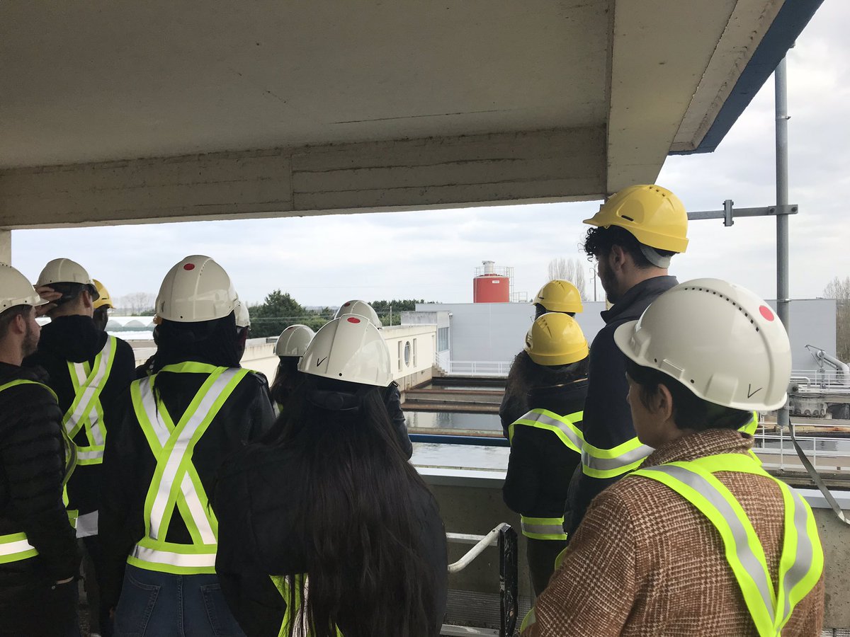 Marine_Scheffer's tweet photo. Hier, 15 étudiants sont venus à l’usine d’#eau potable d’#Orléans 🎓💧 Au programme ➡️ découverte de nos #métiers et action de solidarité en faveur de l’opération « des voitures électriques pour les hôpitaux » @suezFR partenaire de @connectjob45 https://t.co/5WIIHu15GD