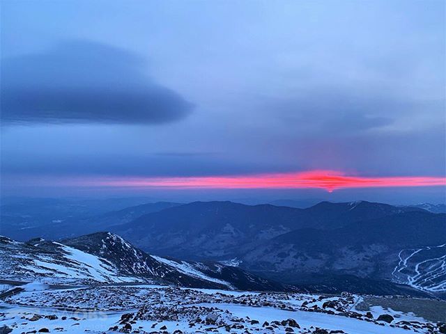 MWObs's tweet photo. Red skies greeted us this morning ahead of an incoming storm, with more than a foot of new snow and 100+ mph winds expected this weekend! #redskiesinmorning #mwobs #mountwashington #nhwx #springsnow https://t.co/Kp9nL9dFHF https://t.co/rQln5flDu0