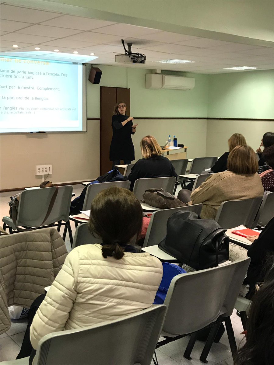 multilinweb's tweet photo. “Tinc un auxiliar de convers: Què li faig fer?” Teta Juncà de @FEDACSalt ens ho explica en un taller #JEM13FECC  @formacio_fecc @escolacristiana #JesuïtesCasp https://t.co/0WU379bQte