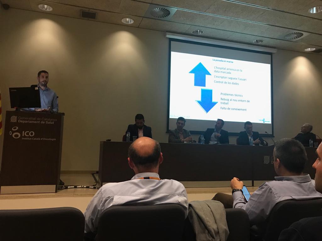 Unitss_cat's tweet photo. Torn de Ferran Aymerich, cap de sistemes del @consorcsanitari , aportant l'experiència del #csi en l'àmbit de la virtualizació del lloc de treball #unitss https://t.co/W8OeZ4Vadh