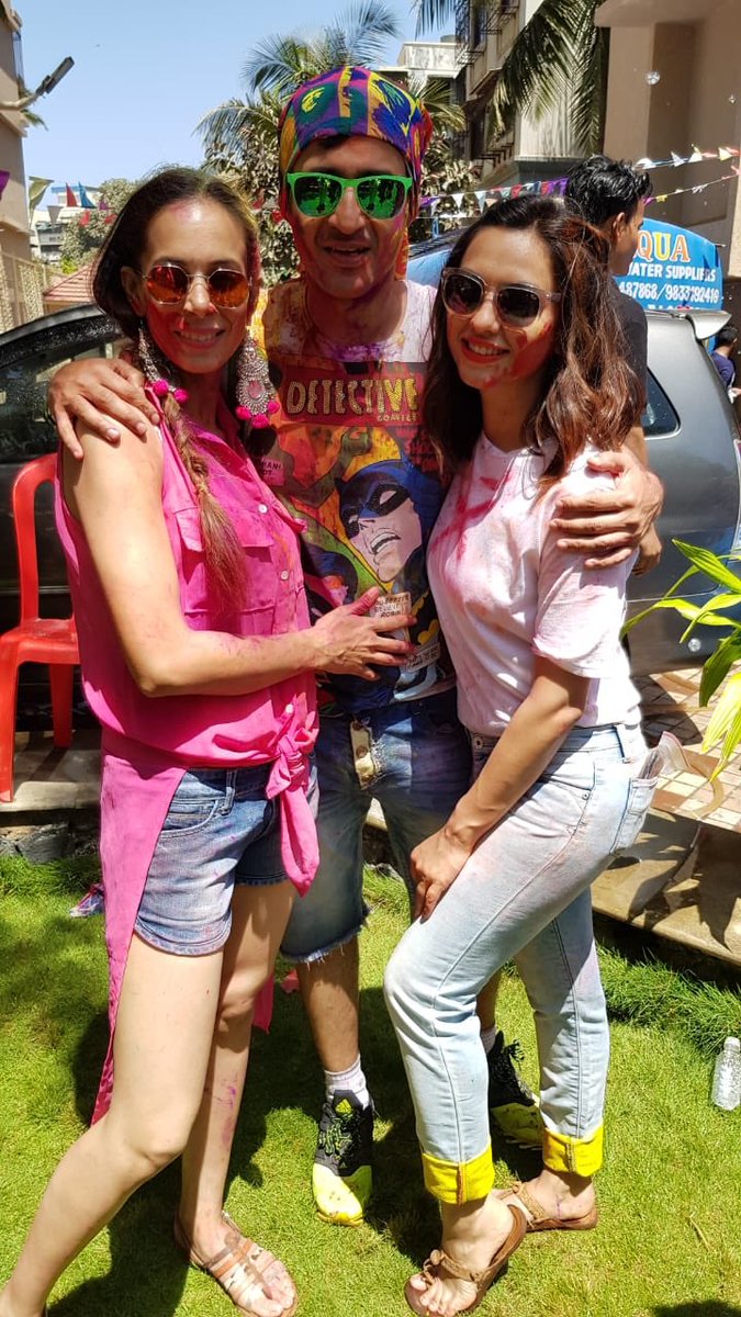 Rang & Bhang with my gang 😉 #HappyHoli from Meeton ki toli!! 💦 . #FestiveMood #FestiveFeels #Friends #Family #Holi #holifestival #holi2019 #holi2K19 #celebration #party #dance #music #happy #celebrity #fun #colours #holihai #happyholi2019 #bhang