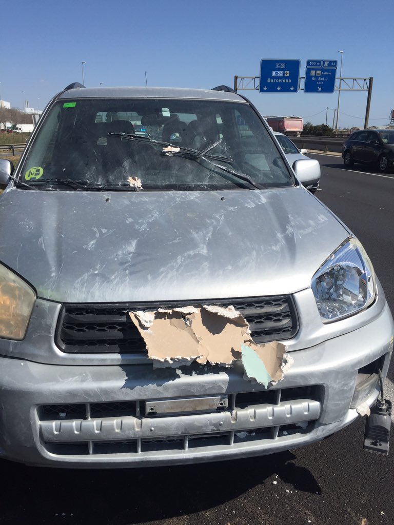 PiliMelero00's tweet photo. Necessito ajut.Voldria localitzar un vehicle que ha perdut part de la seva càrrega a autopista C32 alçada polígon Salinas de St Boi direcció BCN. M‘ha donat de ple,tinc molts desperfectes al cotxe! Per sort eren plaques pladur! Podeu RT?qualsevol info https://t.co/akzn01g5Tjàcies https://t.co/cA11Xpaj15