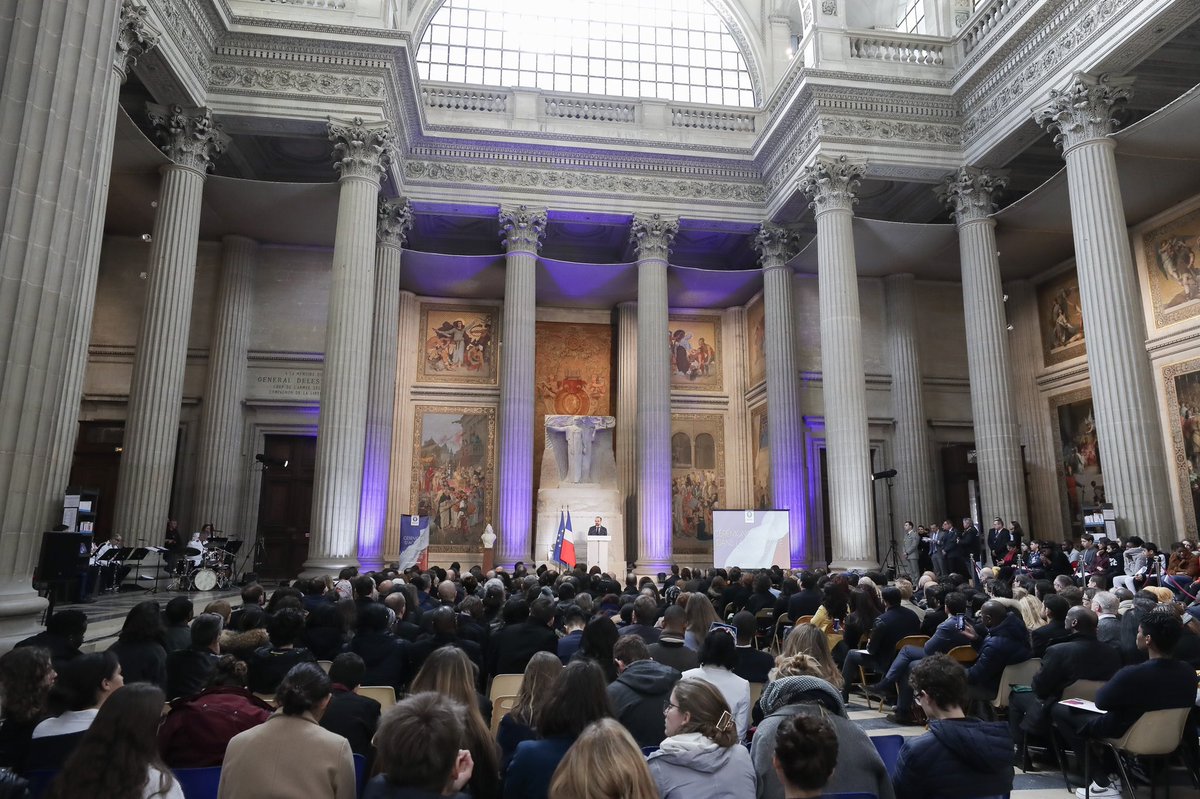 EPhilippe_LH's tweet photo. Un peuple passionné, généreux, capable des plus grandes audaces humaines, intellectuelles, artistiques. C’est tout cela être Français, et bien plus encore ! Bienvenue dans notre communauté nationale. https://t.co/KRtuvAhbJ3