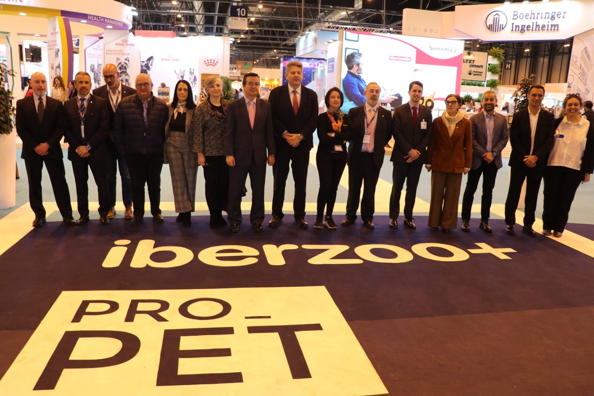 iberpetmadrid's tweet photo. Nuestra directora @lolagb ha inaugurado #Iberzoopropet junto al Director Gral. de Agricultura y Ganadería de la @ComunidadMadrid D. José Luis Sanz y la Subdirectora General de Productos Ganaderos Doña María Josefa Lueso, además del director de @amvac_vet y #AEDPAC . https://t.co/ClZ2o82pX3