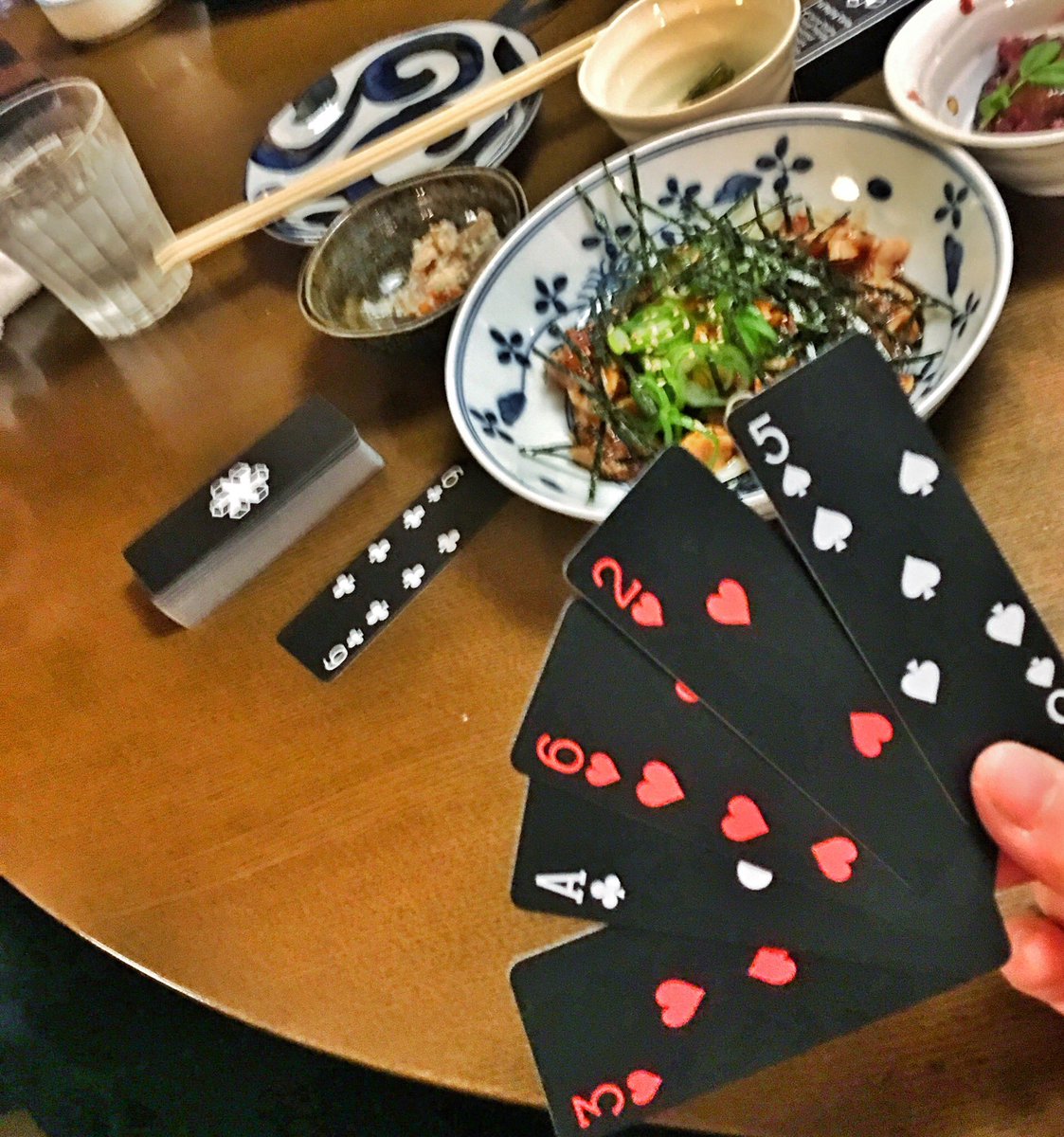 2人で遊べるトランプゲーム ヤニブ アプリでどハマりしたラミーゲームです。2人でやるとだいたい3〜4ターン目でヤニブできるけど、だらだら遊ぶのによい😀