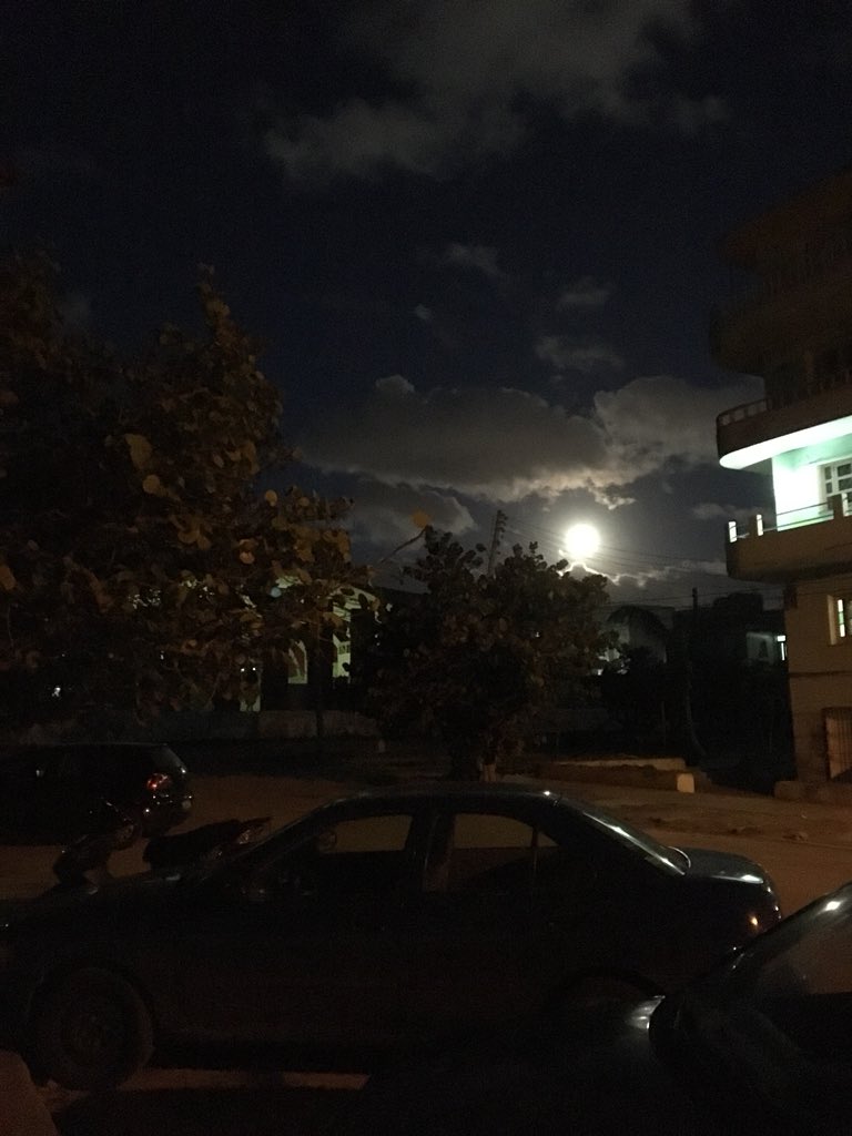 JohanaTablada's tweet photo. Tan Bella anoche  la #LunaLlena de #Cuba en  parqueo al salir del trabajo. #FindingBeautyInEveryThing https://t.co/eU2QS6Dg1m