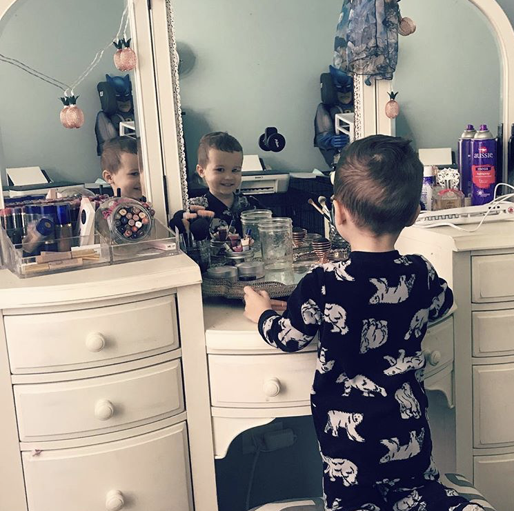 voloom's tweet photo. We spy a ROOTIE on @boymom.beauty's vanity. Can you find it?! https://t.co/YAjFRRZvIf