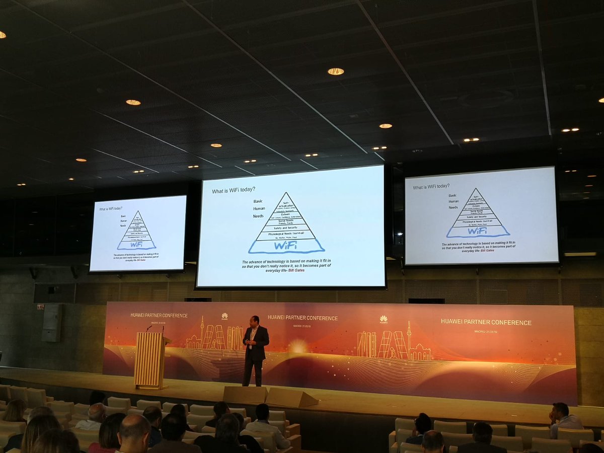HuaweiEmpresas's tweet photo. Nuestro IP Chief Engineer, Víctor Jiménez nos cuenta en #HuaweiPartnerConference los beneficios que trae consigo la evolución de los #DataCenter y #WiFi 6 https://t.co/ASFvkv3aPB
