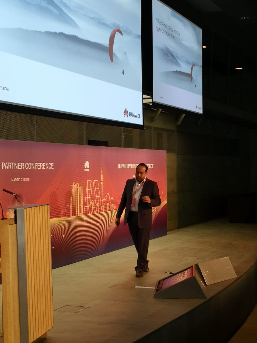HuaweiEmpresas's tweet photo. Nuestro IP Chief Engineer, Víctor Jiménez nos cuenta en #HuaweiPartnerConference los beneficios que trae consigo la evolución de los #DataCenter y #WiFi 6 https://t.co/ASFvkv3aPB